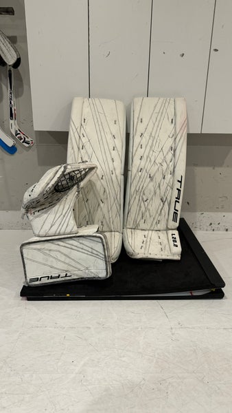 FULL RIGHT 34" True L20.2 Goalie Leg Pads (Used)