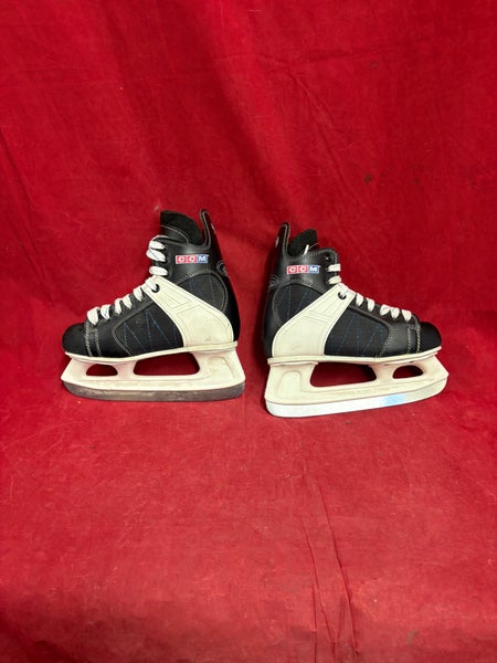Ice Hockey Skates: CCM Hockey Skates Size 4 (Used)