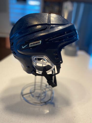 Medium navy Bauer NBH9500 Helmet (Used)