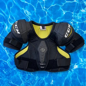 Medium Junior CCM Tacks 2052 Shoulder Pads (Used)