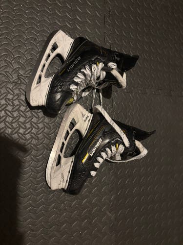 2022 Bauer Supreme M5 Pro Hockey Skates Size 2.5 (Used)