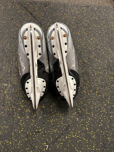 2021 Bauer Vapor Hyperlite Hockey Skates 7.5 (Used)