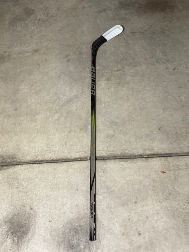 Senior Bauer Vapor Hyperlite 2 Right Handed Hockey Stick P92 77 Flex (Used)