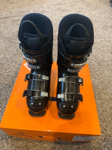 Mondo 24 & 24.5 Unisex Tecnica All Mountain JT4 Ski Boots (Used)