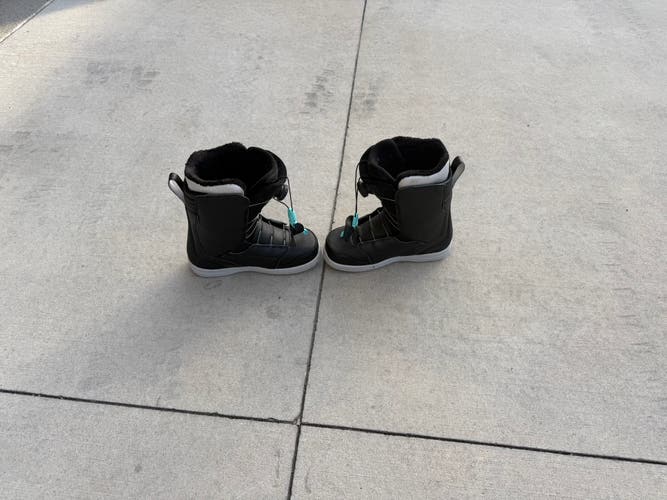 Size M 9.0 (W 10.0) K2 Snowboard Boots (New)