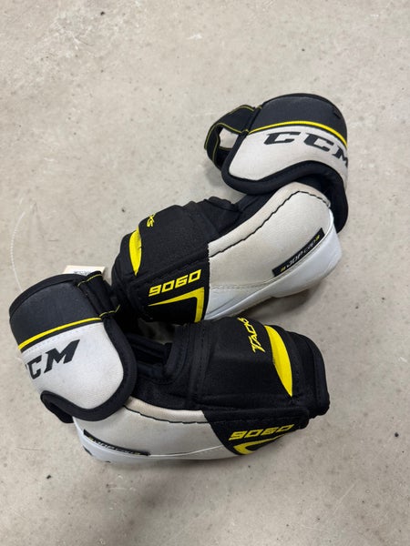 Senior Small CCM Tacks 9060 Elbow Pads (Used)