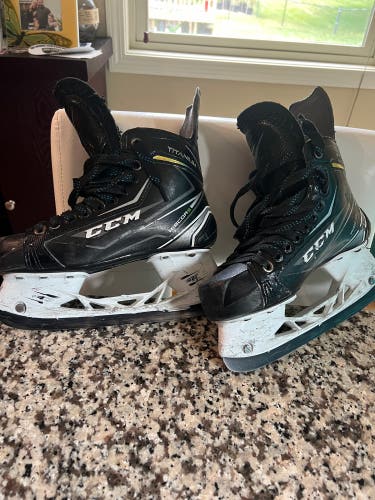 CCM Ribcor Titanium Hockey Skates Regular Width Size 5 (Used)
