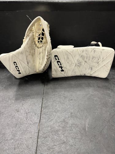 White Junior CCM Axis 2.5 Goalie Gloves & Blockers Regular (Used)