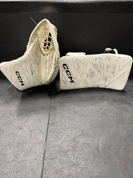 White Junior CCM Axis 2.5 Goalie Gloves & Blockers Regular (Used)