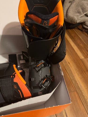 Mondo 28 & 28.5 Men's Tecnica Mach 1 Ski Boots Medium Flex (New)