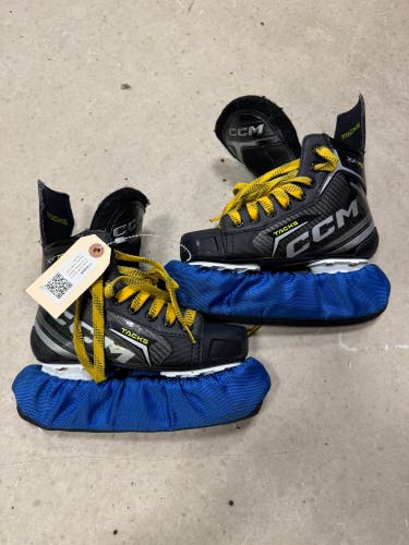 Junior CCM Tacks XF 70 Hockey Skates Regular Width Size 2 (Used)