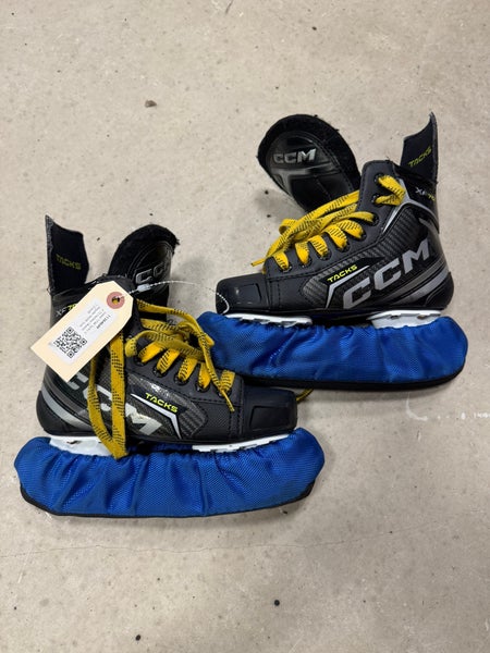 Junior CCM Tacks XF 70 Hockey Skates Regular Width Size 2 (Used)