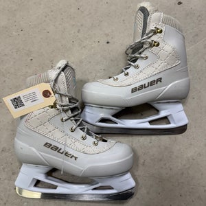 Junior Bauer Tremblant Recreational Hockey Skates Regular Width Size 2 (Used)