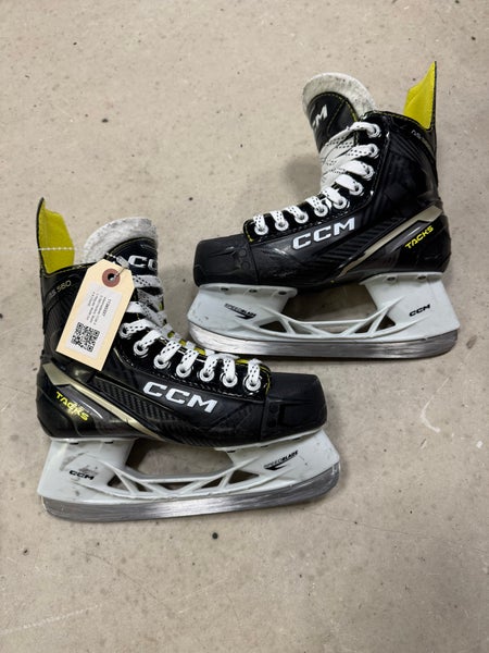 Intermediate CCM AS-560 Hockey Skates Regular Width Size 4 (Used)