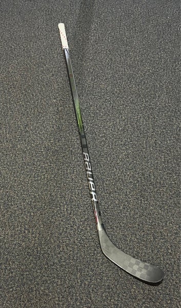 Senior Bauer Vapor Hyperlite 2 Left Hand Hockey Stick P28 77 Flex (Used)