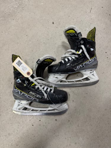 Junior Bauer Vapor 3X Hockey Skates Regular Width Size 3.5 (Used)