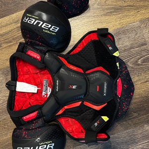 Men's Medium Intermediate Bauer Vapor 3X Shoulder Pads (Used)