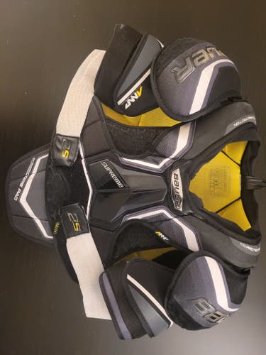 Medium Senior Bauer Supreme 2S Shoulder Pads (Used)