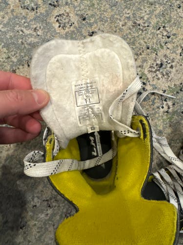 2020 CCM Super Tacks 9350 Hockey Skates Regular Width 11 (Used)