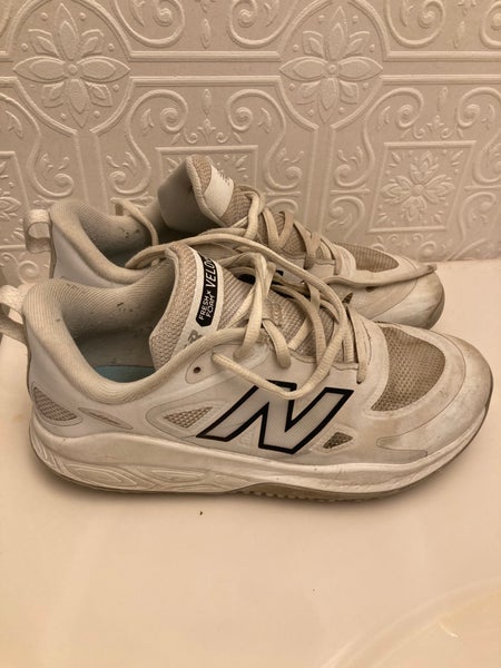 White Men's Size M 6.0 (W 7.0) Youth Low Top Turf Cleats (Used)