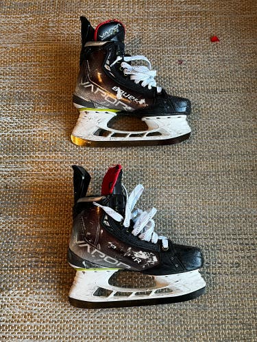 Bauer Vapor Hyperlite Hockey Skates Size 5 (Used)