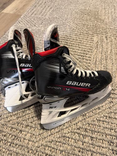 2023 Bauer Vapor X4 Hockey Skates Regular Width 6 (Used)