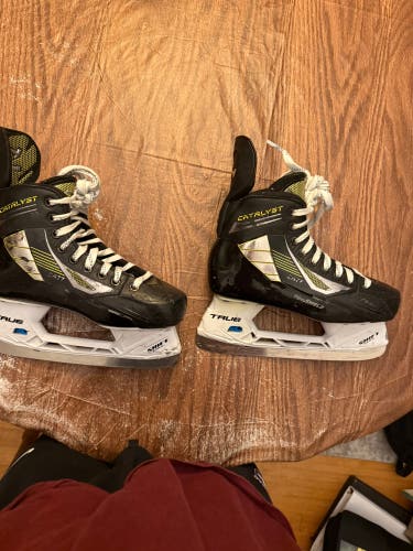 2022 True Catalyst 7 Hockey Skates Regular Width Size 6.5 (Used)