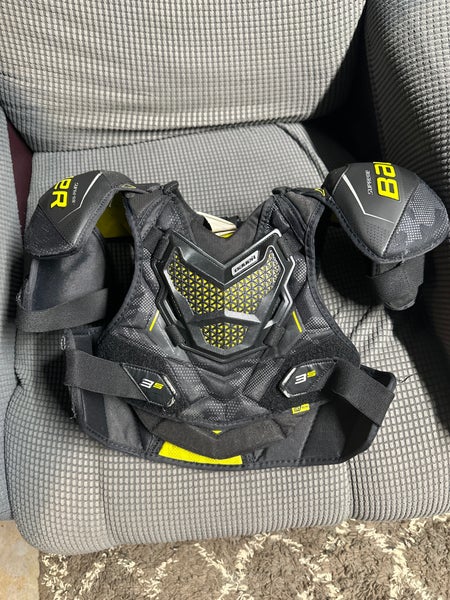 Men's Medium Intermediate Bauer Supreme 3S Shoulder Pads (Used)