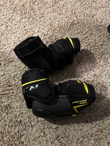 Senior Medium CCM Tacks Vector Pro Elbow Pads (Used)
