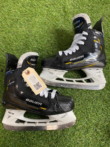 Intermediate Bauer Supreme M5 Pro Hockey Skates Size 4 (Used)