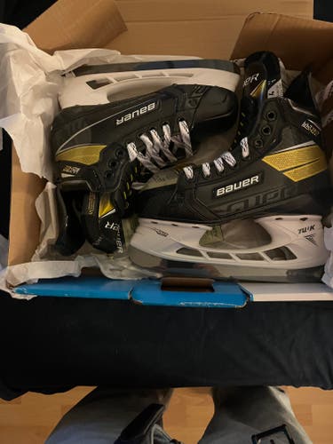 2023 Bauer Supreme Ultrasonic Hockey Skates Size 4 (New)