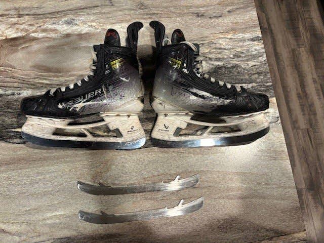 2023 Bauer Vapor Hyperlite 2 Hockey Skates Regular Width Size 5.5 (Used)