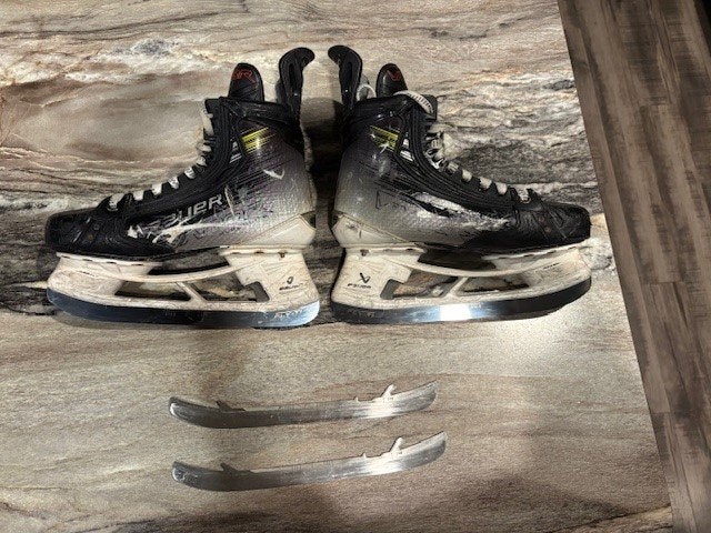 2023 Bauer Vapor Hyperlite 2 Hockey Skates Regular Width Size 5.5 (Used)