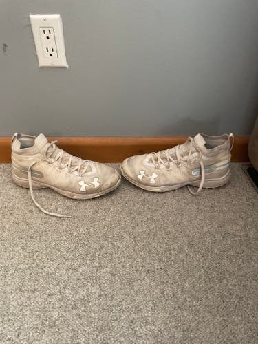 White Unisex Size M 11.5 (W 12.5) Adult Under Armour Mid Top Turf Cleats (Used)