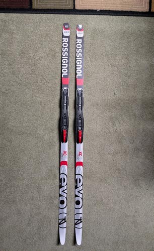 Classic Unisex Rossignol EVO Cross Country Skis With Bindings (Used)