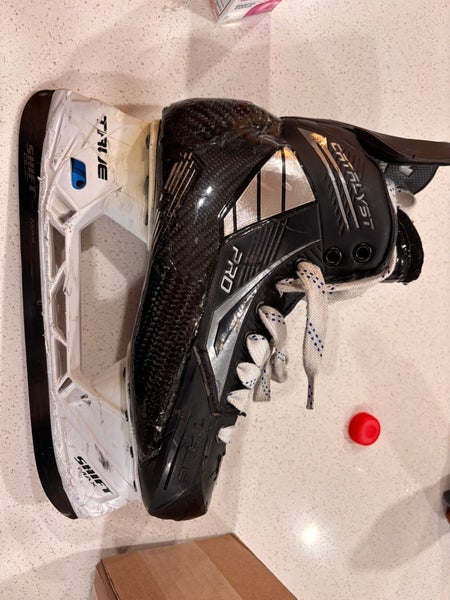 2025 True Catalyst Pro Hockey Skates Regular Width 8 (Used)