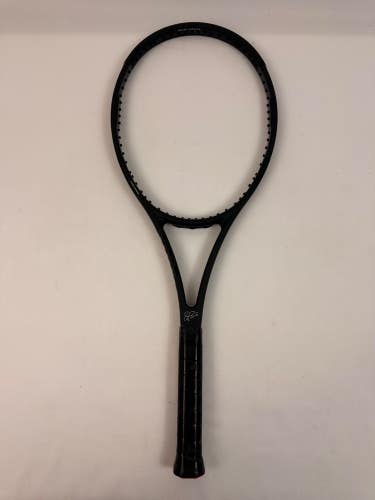 Wilson Pro Staff RF97 V11, 4 3/8 Excellent 9/10