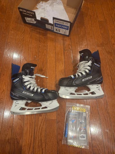 New Intermediate Bauer Nexus N2700 Hockey Skates Regular Width Size 4.5
