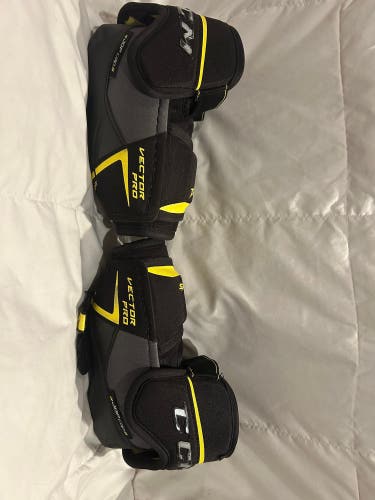 Senior Medium CCM Tacks Vector Pro Elbow Pads (Used)
