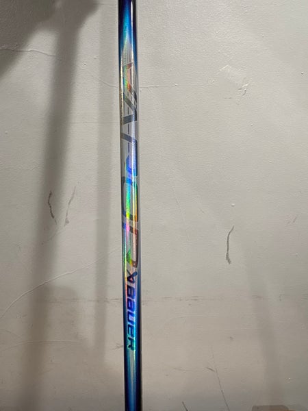 Youth Bauer Vapor FlyLite Right Handed Hockey Stick P28 Less Than 30 Flex (New)