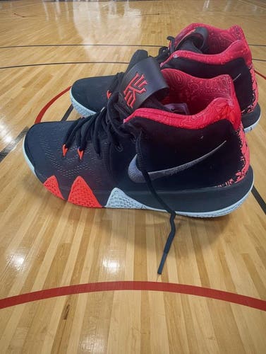 Men's Size M 8.5 (W 9.5) Nike Shoes (Used)