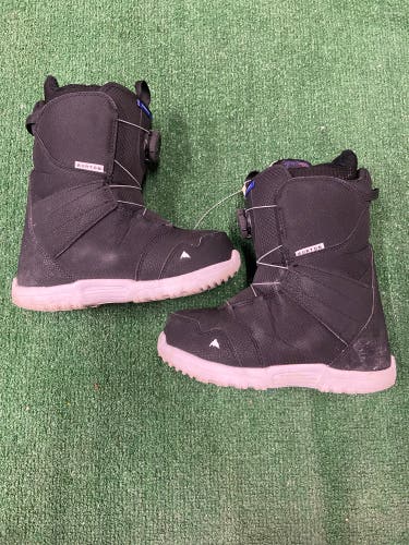 Kid's 6K Burton Smalls Boa Snowboard Boots All Mountain (Used)
