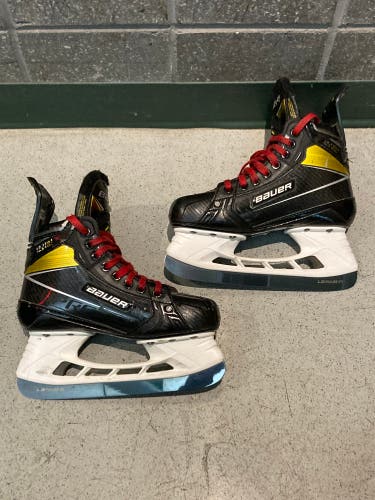 Intermediate Bauer Supreme Ultrasonic Hockey Skates Size 4.5 (Used)
