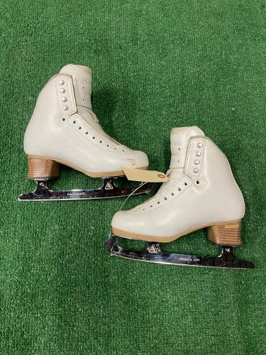 White Jackson Ultima Freestyle Figure Skates Adult 4 (Used)