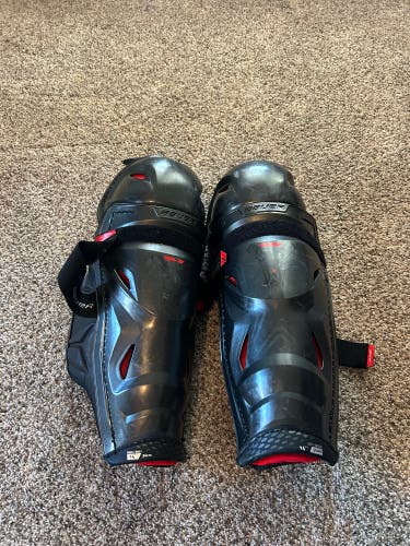 Intermediate Bauer Vapor 3X Pro 14" Shin Pads (Used)