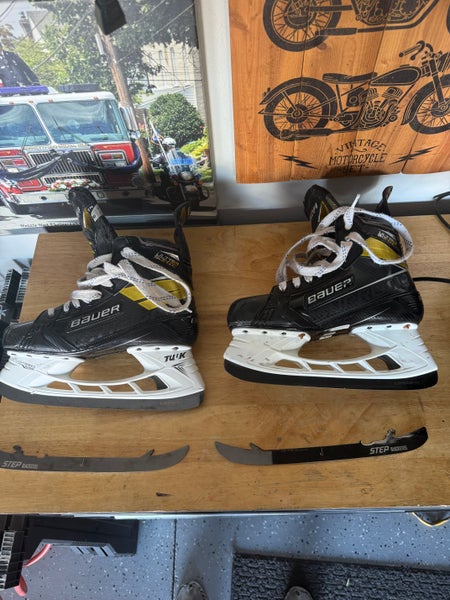 2018 Bauer Supreme Ultrasonic Hockey Skates Regular Width 8 (Used)
