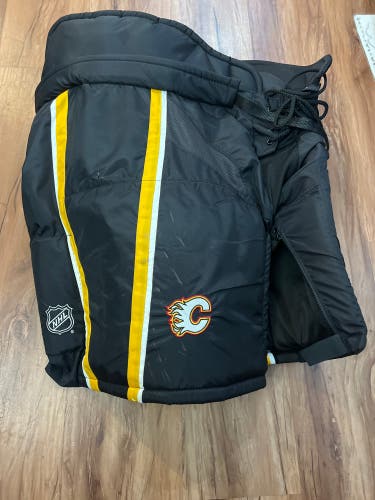 Men's Senior Large CCM HP35 Hockey Pants (Used)