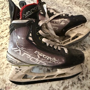 Bauer Vapor Hyperlite Hockey Skates Regular Width Size 4.5 (Used)