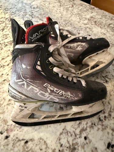 Bauer Vapor Hyperlite Hockey Skates Regular Width Size 4.5 (Used)