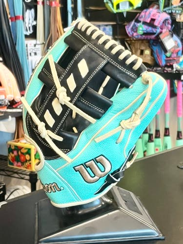 DISPLAY MODEL | Spring 2025 Wilson A2000 1716 11.5" Infield Baseball Glove RHT | FAST SHIP